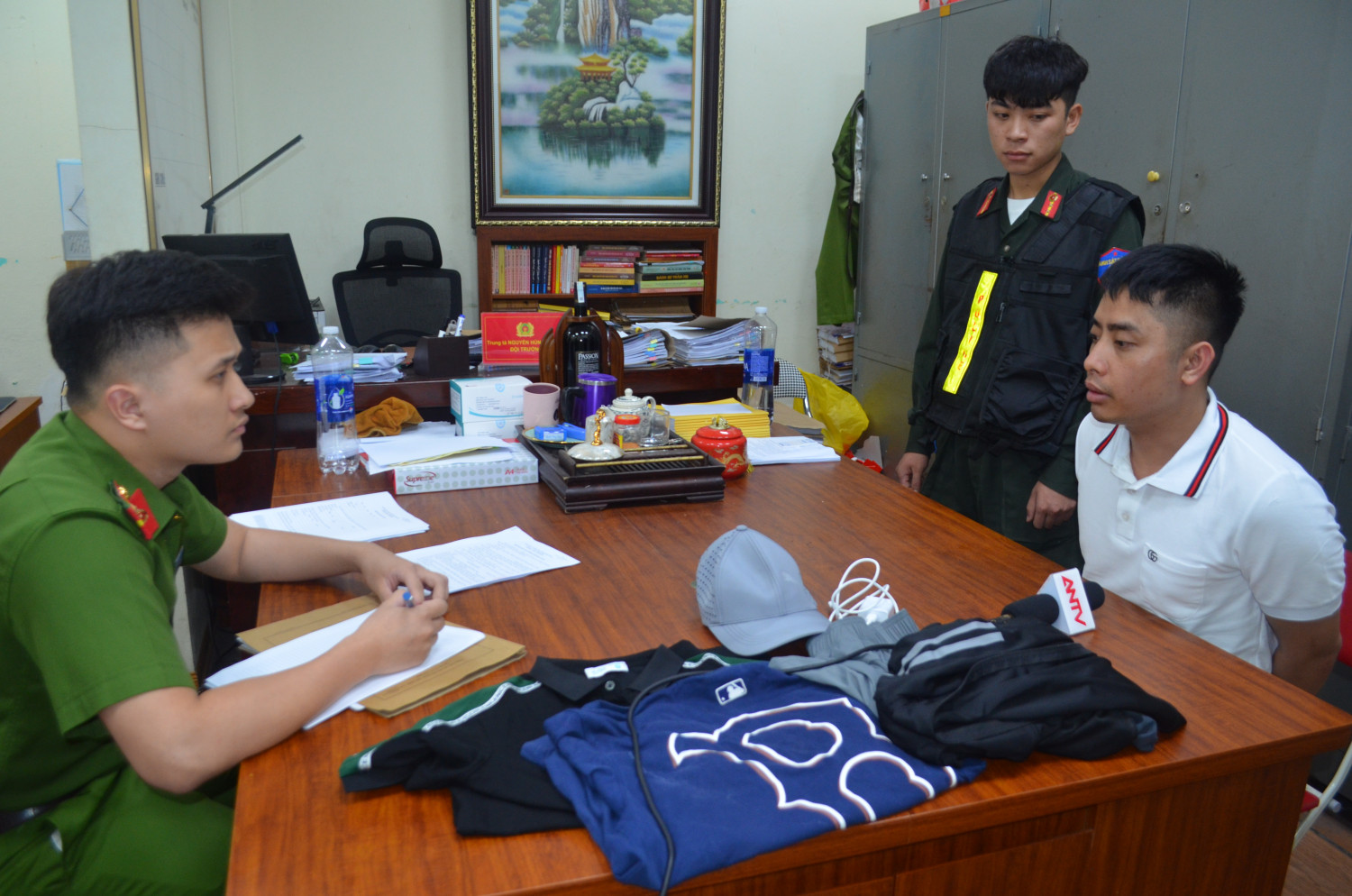 Công an Quảng Ninh khám xét nhà Bùi Đình Khánh, thu giữ 25 bánh heroin.